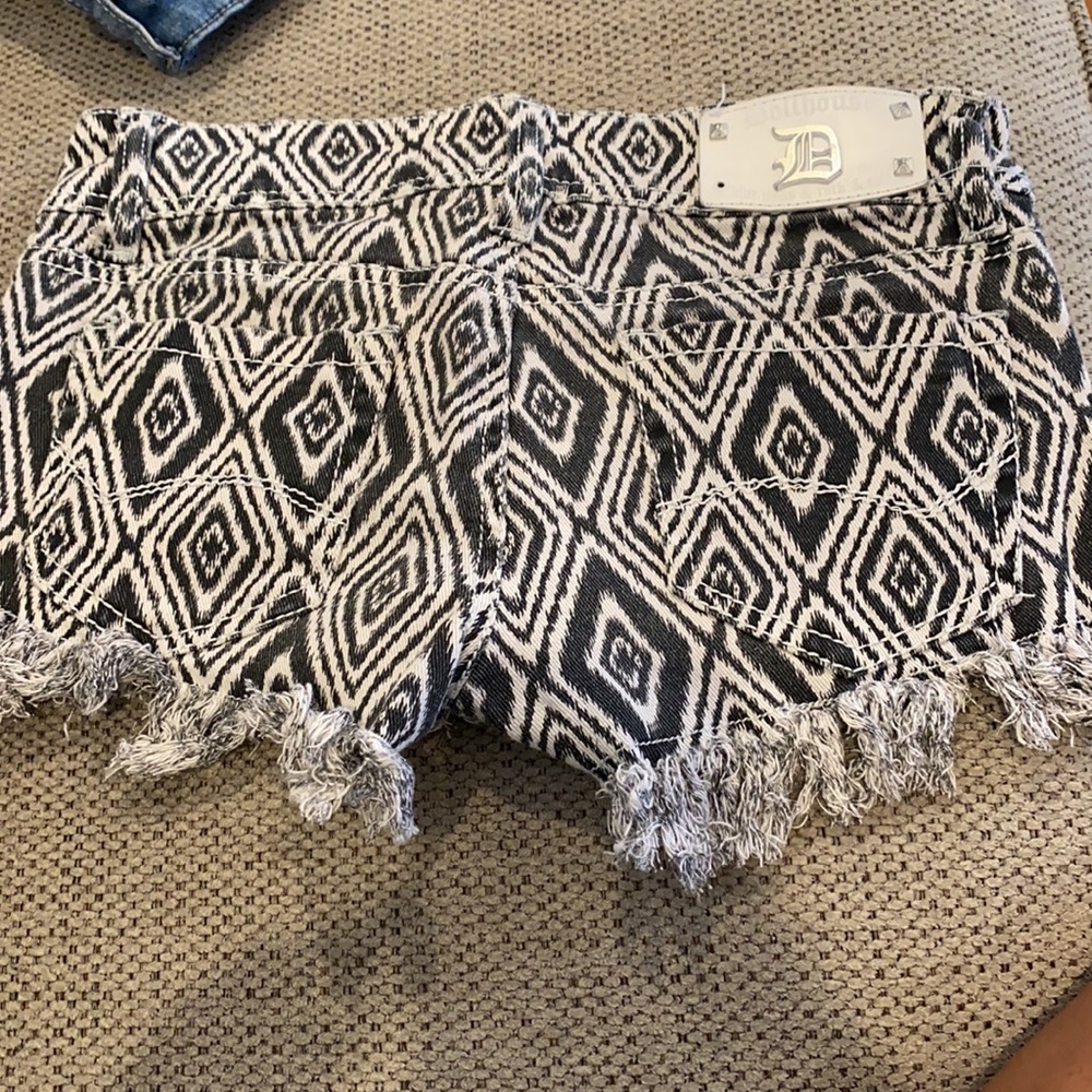Shorts - Picture 2 of 3